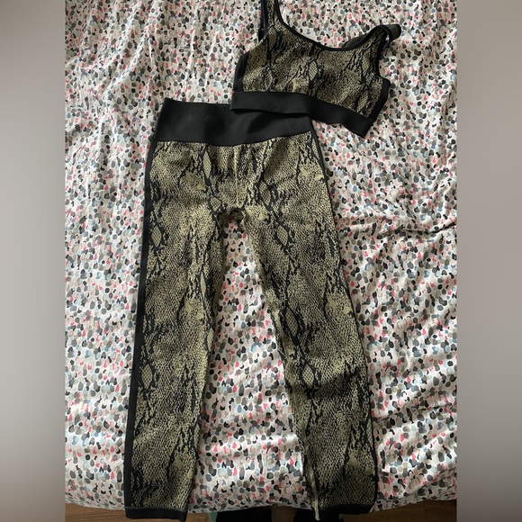 Fabletics Matching Set, Snake Skin Print, medium bottom and top - Picture 1 of 4